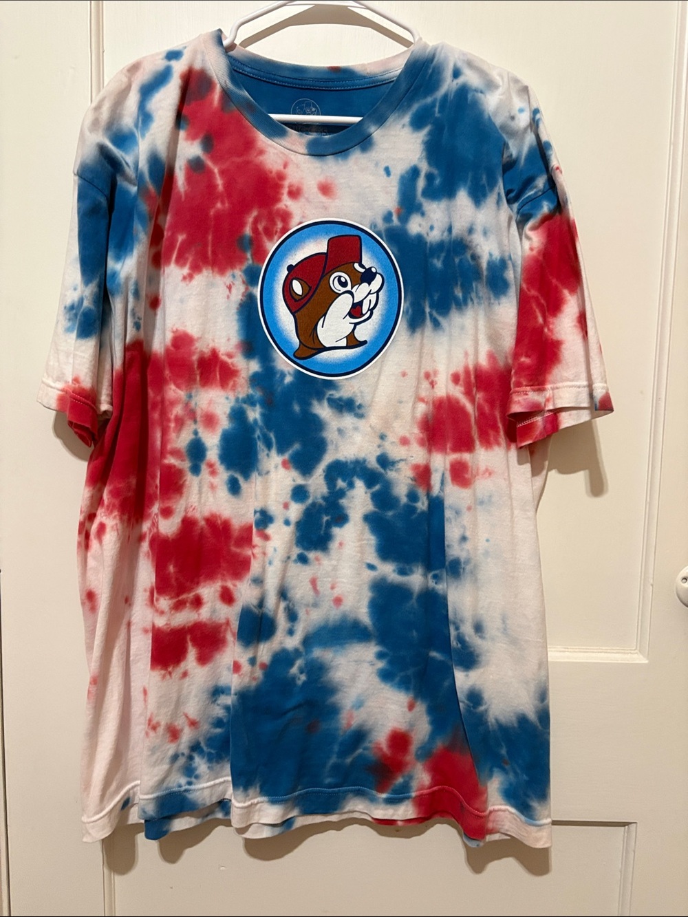 Buc-ee's Women's Red & Blue Tie-Dye Short Sleeve Tee